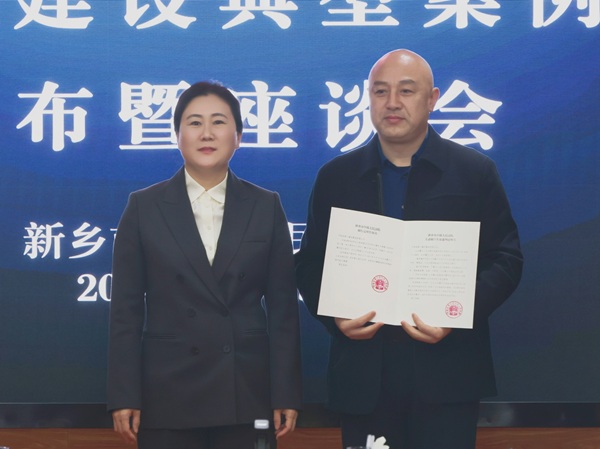 图片三:贾书记会后接受新乡电视台记者采访.jpg 图片三:贾书记会后接受新乡电视台记者采访.jpg