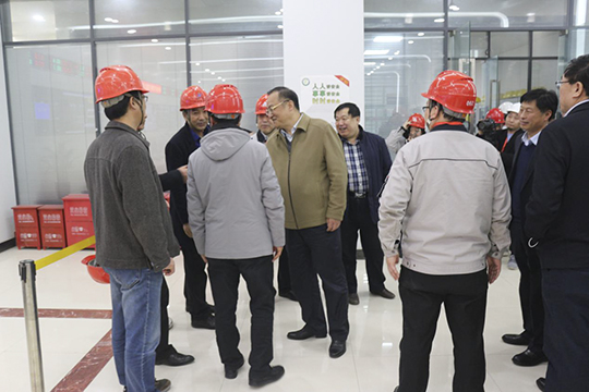 濮阳市副市长黄守玺与开云网页版_开云（中国副总经理吴新宇、翟武汉在现场交谈