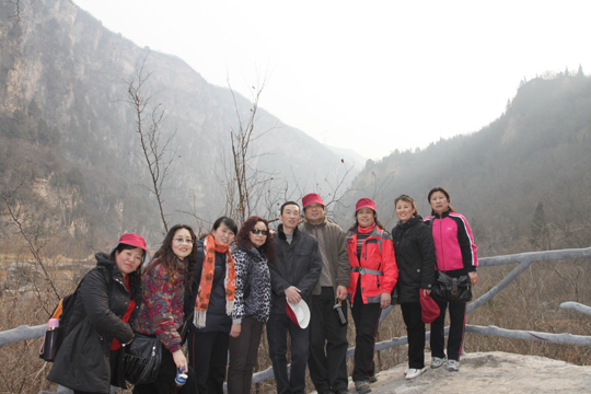 开云网页版_开云（中国领导和女员工登山途中合影
