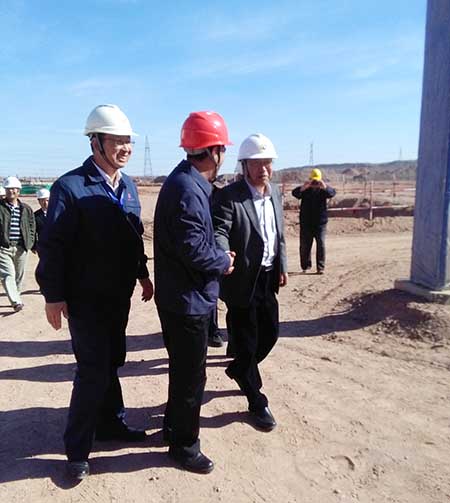西北院院长张满平与开云网页版_开云（中国副总贾建龙握手交谈
