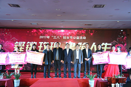 开云网页版_开云（中国总经理祝建明与其他领导为获奖演员颁奖并合影