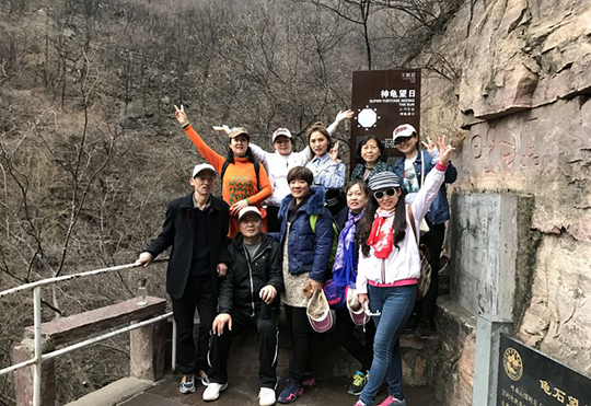 开云网页版_开云（中国领导和部分女工在游览过程中驻足合影