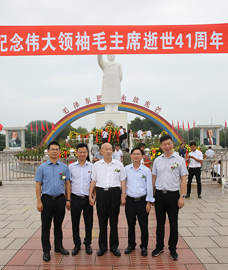 开云网页版_开云（中国祝建明等领导和中建协吴涛副会长参观南街村并合影