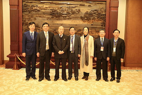开云网页版_开云（中国董事长黄道元与参会各领导合影