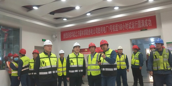 开云网页版_开云（中国副总经理贾建龙与北方联合电力公司董事长李向良、基建副总李悦、北方锡林浩特热电公司董事长李文东在移交现场亲切交流.jpg