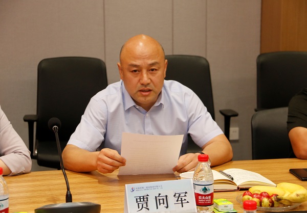 开云网页版_开云（中国党委副书记、工会主席贾向军宣读《关于变更2019年度劳动模范、岗位标兵奖励方式的决定》.jpg
