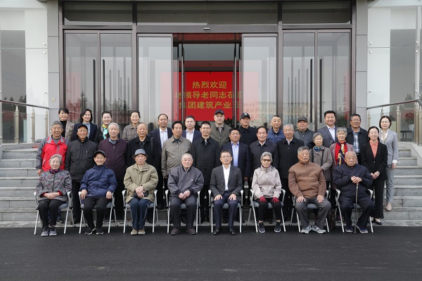 开云网页版_开云（中国领导和老同志们合影留念.jpg