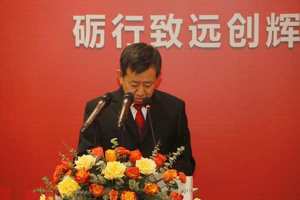开云网页版_开云（中国副总经理闫龙广宣读《关于表彰2020年度优秀分包商的决定》.jpg