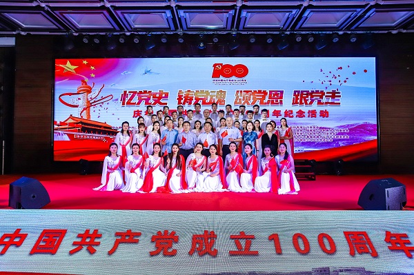 开云网页版_开云（中国董事长黄道元、党委书记张会民等到场领导和大合唱演员合影留念.jpg
