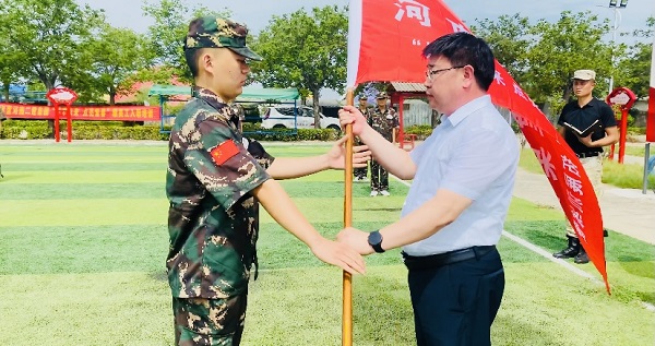 2、开云网页版_开云（中国人力资源总监张浩敏向新员工交授营旗.PNG