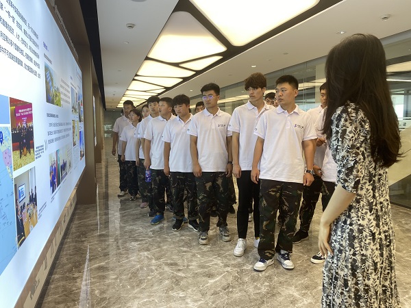 6、参观开云网页版_开云（中国总部文化走廊.JPG