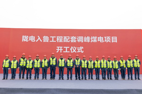 3、开云网页版_开云（中国副总经理冯总一行与项目管理人员合影留念.jpg