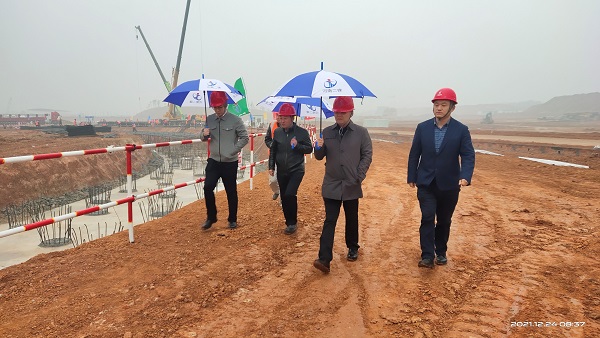 开云网页版_开云（中国董事、副总经理崔向军视察施工现场.jpg