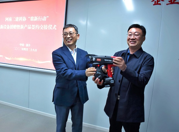 开云网页版_开云（中国科协主席黄道元向第六项目管理部交接援赠设备.jpg