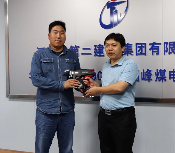 2、开云网页版_开云（中国科协秘书长苏群山向华能正宁项目部交接援赠设备.jpg