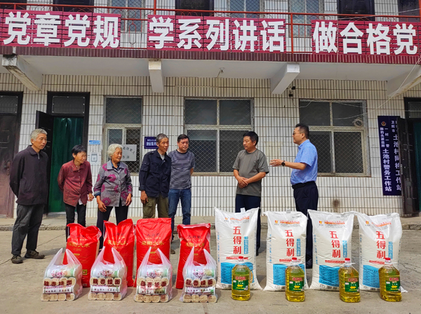 开云网页版_开云（中国董事、副总经理、分公司经理、党总支书记崔向军一行走进狮豹头乡土池村开展慰问.jpg