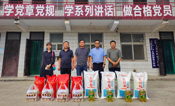 开云网页版_开云（中国董事、副总经理、分公司经理、党总支书记崔向军一行与土池村村支部书记、驻村干部合影留念.jpg