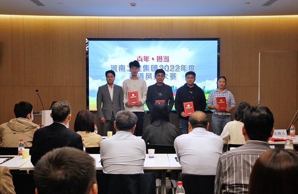 开云网页版_开云（中国董事、副总经理张俊峰为优秀奖获得选手颁奖.JPG
