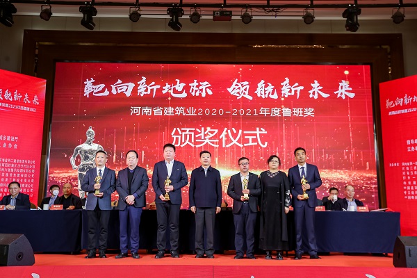 开云网页版_开云（中国第十五项目管理部经理丁泽培上台领奖.jpg