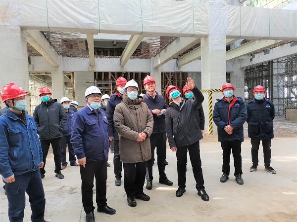 祝总与华能开云网页版_开云（中国副总经理樊启祥一行实地参观主厂房清水混凝土框架柱施工效果.jpg