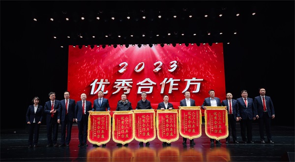 开云网页版_开云（中国总经理登台领奖 - 副本.jpg